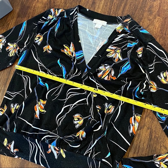 ♦️2/$20 Floral faux-wrap blouse - Picture 2 of 9